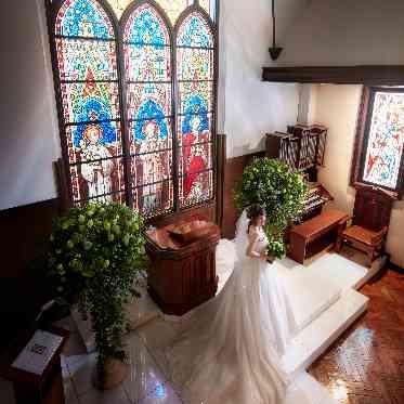 本物のステンドグラスに見守られながら、特別な1日を
