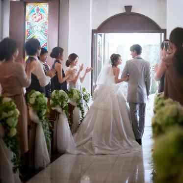 扉から差し込む自然光が美しい独立型チャペル