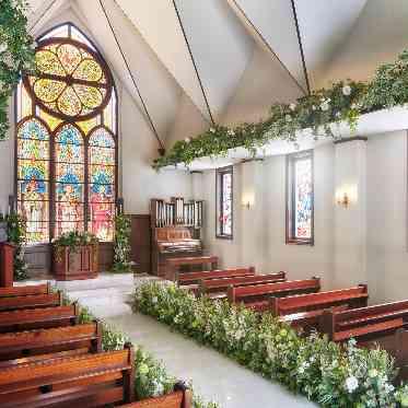 【森の教会】緑溢れるコーディネートが新登場！ステンドグラス×自然光が美しい独立型
