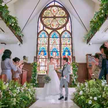 エルセルモ広島 扉から差し込む自然光が美しい独立型チャペル