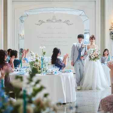 エルセルモ広島 純白の空間は、お花やアイテム次第でふたりのカラーに