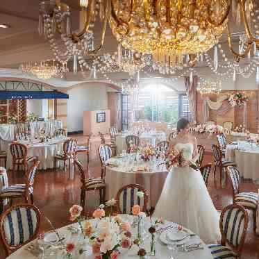 エルセルモ広島 大きな窓から差し込む光が、花嫁姿をより一層華やかに見せてくれる