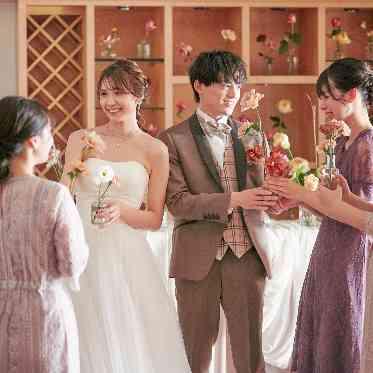 エルセルモ広島 華やかなお花に囲まれて、記念撮影を