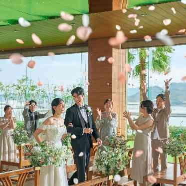 グランドプリンスホテル広島 祝福のフラワーシャワーで笑顔の瞬間。