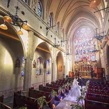 ノートルダム宇部/FIVESTAR WEDDING 祝福の光に満ちた幻想的な空間が
永遠の愛を約束します。