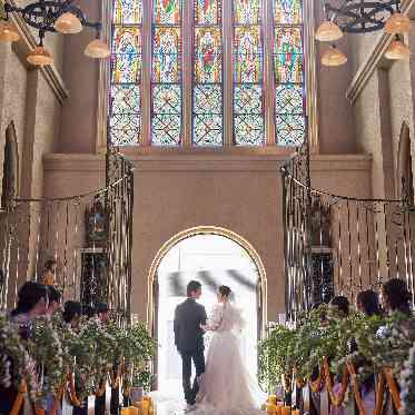 ノートルダム宇部/FIVESTAR WEDDING ステンドグラスの光に包まれ、ふたりの明るい未来への道を祝福します。