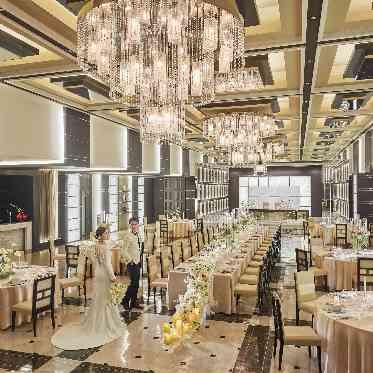 ノートルダム宇部/FIVESTAR WEDDING 収容人数／着席 30～180名
大人の雰囲気を漂わせるゴージャスな空間。