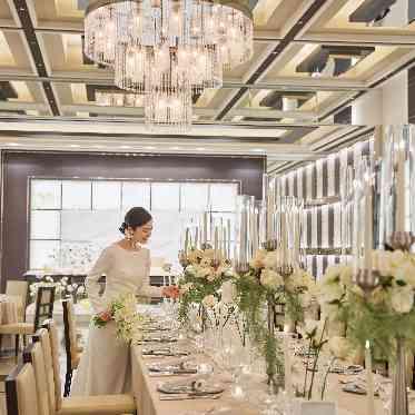 ノートルダム宇部/FIVESTAR WEDDING モノトーンの会場はおふたり色に自由に変えられます。