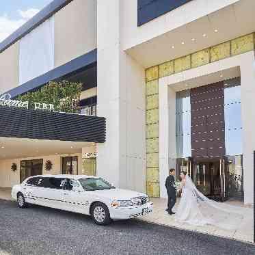 ノートルダム宇部/FIVESTAR WEDDING おふたりのご自宅から送迎するリムジン。特別な日を家を出る瞬間からサポート致します