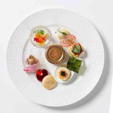 ノートルダム宇部/FIVESTAR WEDDING “オードブルヴァリエ”。はじめの一皿に“沢山の感謝の気持ちを込めて