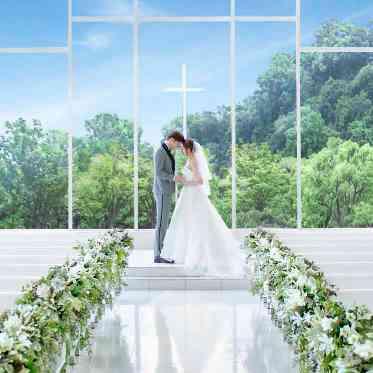 ヒルサイドクラブ迎賓館(徳島)/テイクアンドギヴ・ニーズウェディング 青空と豊かな緑が祝福する「天空チャペル」。ガラス張りの窓から優しい光が降り注ぐ