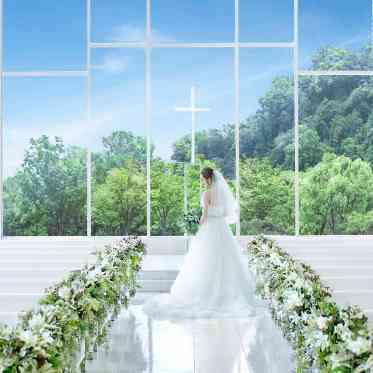 ヒルサイドクラブ迎賓館（徳島）/テイクアンドギヴ・ニーズウェディング 地上30mに位置する天空チャペルの扉を開けると澄きった青空と豊かな緑が目の前に