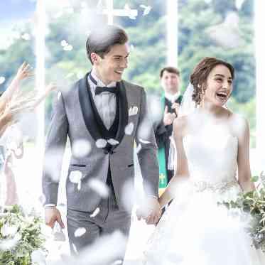 ヒルサイドクラブ迎賓館(徳島)/テイクアンドギヴ・ニーズウェディング おふたりとゲストとの距離が近いから、思わず自然な笑顔が溢れる瞬間