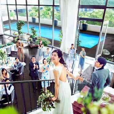 ヒルサイドクラブ迎賓館（徳島）/テイクアンドギヴ・ニーズウェディング 全長15メートルを誇るキャットウォーク大階段と窓一面から望むガーデンで贅沢空間