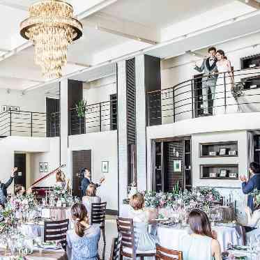 ヒルサイドクラブ迎賓館（徳島）/テイクアンドギヴ・ニーズウェディング ドレスが綺麗に映る階段入場！ゲストの記憶に残る特別な入場シーン