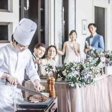 ヒルサイドクラブ迎賓館（徳島）/テイクアンドギヴ・ニーズウェディング 目の前で完成されていく料理を見て、おふたりもゲストも心が躍る