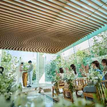 アーヴェリール迎賓館（高松）/テイクアンドギヴ・ニーズウェディング 祭壇奥の滝や眩しく輝く水面が幻想的な空間を演出