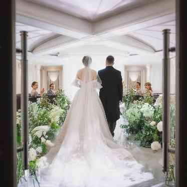 扉が開いた瞬間、新たな一歩を踏み出す。胸いっぱいの感謝と喜びが交わる美しい瞬間。