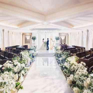 アンジェリオン オ プラザ ＴＯＫＹＯ 当館の特徴である対面式チャペルは、花嫁様の姿を美しく魅せる工夫が施されている