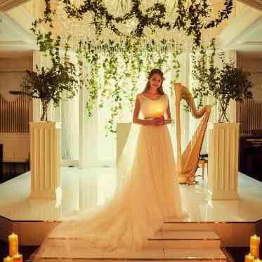 ゲスト全員の幸せを願いながら灯火を吹きけすキャンドルブローのセレモニーは感動的