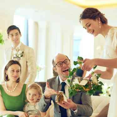 アンジェリオン オ プラザ TOKYO/エスクリウェディング ゲストひとりひとりに、ギフトを手渡ししながら感謝の気持ちを伝えて*