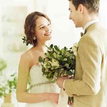 アンジェリオン オ プラザ TOKYO/エスクリウェディング ナチュラルな空間には着飾りすぎない軽やかなドレスと少しルーズな髪形が似合う