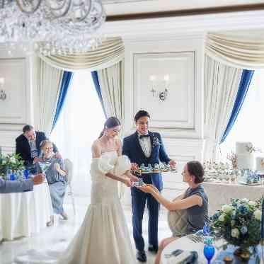 アンジェリオン オ プラザ TOKYO/エスクリウェディング テーブルラウンドでは、ゲストひとりひとりに感謝の気持ちを添えてギフトを手渡し