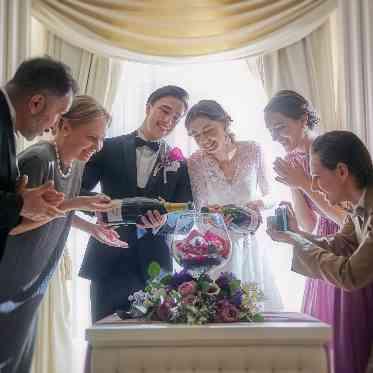 アンジェリオン オ プラザ TOKYO/エスクリウェディング ベリーが入ったボールにシャンパンを注いでオリジナルカクテルを作ってふるまおう