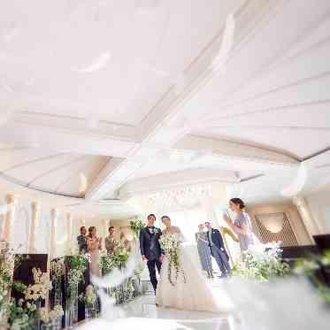 アンジェリオン オ プラザ ＴＯＫＹＯ/エスクリウェディング 優しい木目と柔らかな光に包まれた神聖な舞台。心静かに誓いを交わせる雰囲気