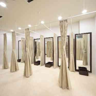 【更衣室】男女別で用意。事前予約無で使用可能。別途、着付・ヘアメイクも承っている