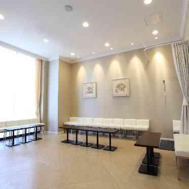 【親族控室】両家別に用意。控室内にも簡易的な着替えスペースを完備している