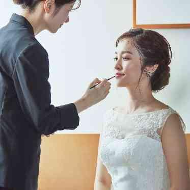 【ブライズルーム】ゆっくり身支度を整えられる落ち着いた空間。ファーストミートも可