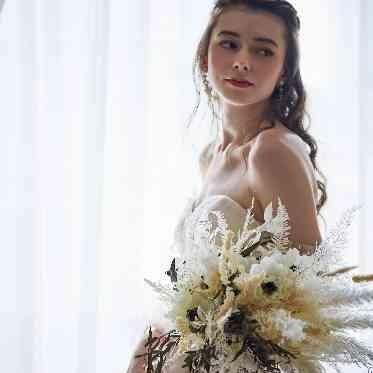 逆光になる大きな窓を作らずに設計された採光設計。自然光をうけて美しさが引き立つ