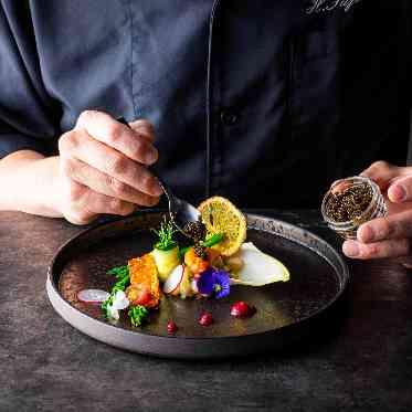 仕上げの最後の瞬間までこだわり抜いた美しい盛り付け