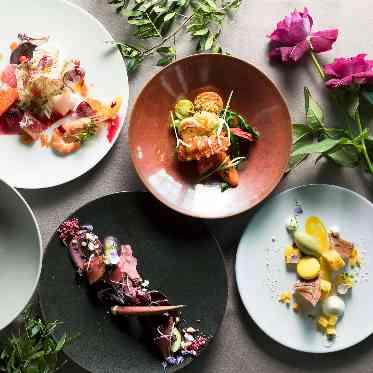 繊細かつ大胆な盛り付けや味わいは、一皿ごとにゲストに感動を与える