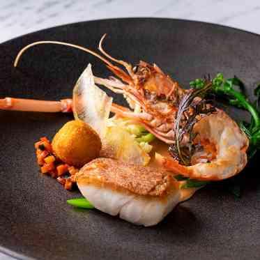 希少価値の高い天使海老と真鯛の2種を絶妙な火入れでポワレに仕上げます