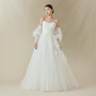 アンジェリオン オ プラザ TOKYO 光を受けて柔らかく輝く素材が、上品で特別感のある花嫁姿を作ります