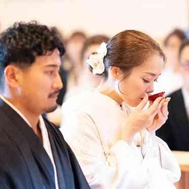 ザ・マーキーズ　ホテル&ウエディング 夫婦の契りを固めるため、三つの杯で御神酒を交わす神前儀式。
