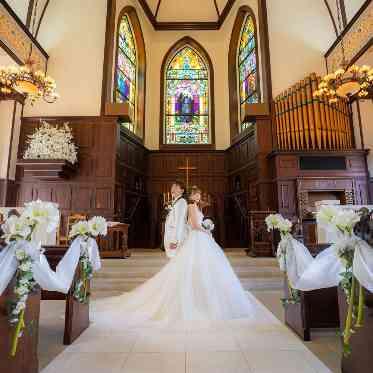 ガーデンベルズ延岡 海外から移築された本格ステンドグラスが申請な雰囲気を醸し出します。