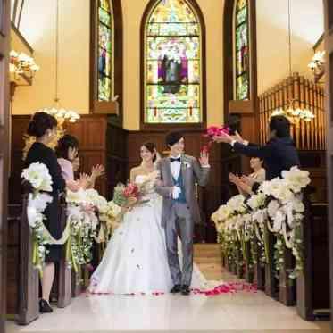 ガーデンベルズ延岡 挙式後はフラワーシャワーで笑顔で退場