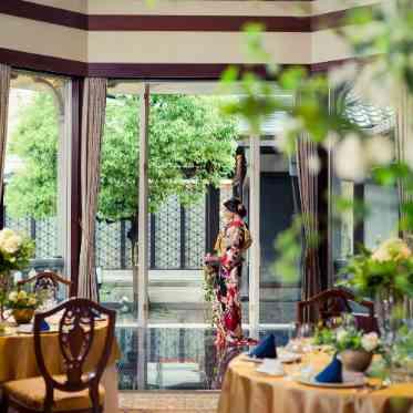 百花籠（ひゃっかろう）-Neo Japanesque Wedding- 大きくとられた窓の外には日本庭園が広がり、料理だけでなく景観でもゲストをもてなし
