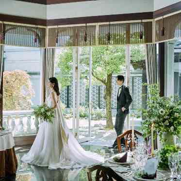 百花籠（ひゃっかろう）-Neo Japanesque Wedding- 大きな窓から自然光が差す、明るく華やかな空間