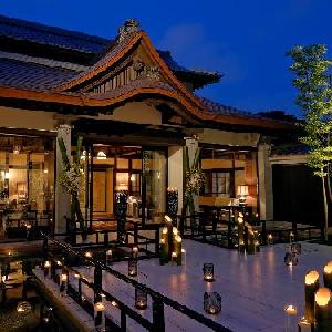 贅を極めた祝宴の美を感じる空間