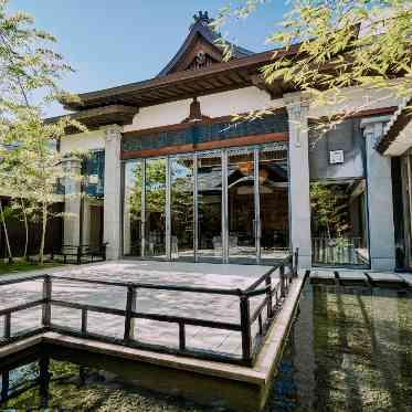 水に浮かぶ雅楽の舞台を備えた日本庭園