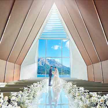 THE BAYSUITE SAKURAJIMA TERRACE(ザベイスイートサクラジマテラス) 祭壇から桜島を望む 自然光に満ちたチャペ ル