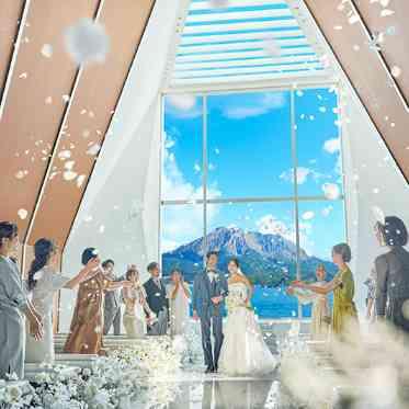 THE BAYSUITE SAKURAJIMA TERRACE(ザベイスイートサクラジマテラス) 広大な海の景色を遮ることなく、後方から美しい音楽に包まれつつ挙式が執り行えます。