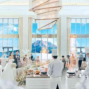 THE BAYSUITE SAKURAJIMA TERRACE（ザベイスイートサクラジマテラス） 最大 224 名着席できる広さは、ゲストハウスとしては県内でも最大級です。