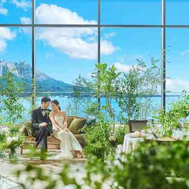 THE BAYSUITE SAKURAJIMA TERRACE（ザベイスイートサクラジマテラス） 上質なくつろぎに満ちた
ウッド調のシックな空間