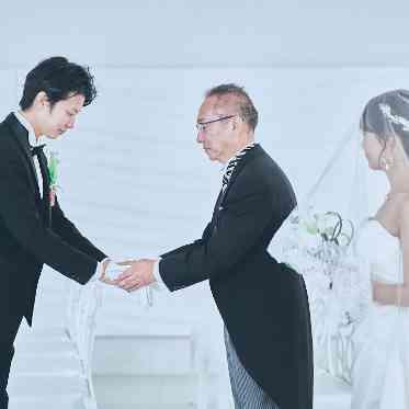 奄美の里サウスヴィラガーデン 父から新郎へ、娘を託す固い握手。受け継がれる想いと、新たな家族の絆。