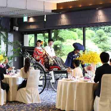 奄美の里サウスヴィラガーデン 人力車での華やかな入場演出！庭園を背景に、ゲストを魅了する特別な和の装い。